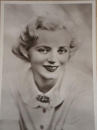 Original PICTURE postcard EVELYN LAYE. PICTUREGOER SERIES REAL PHOTOGRAPH. FILM STARS. Movie collect